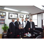 20130206全聯會,台北市理事長及新北市榮譽理事長等拜訪地政司並致送蕭司長輔導退休紀念品