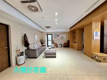 棒球場旁輕齡華廈